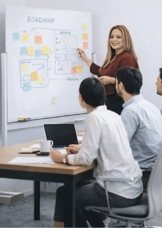 Leniska Quilarquez Fuemayor leading a business strategy workshop with a team